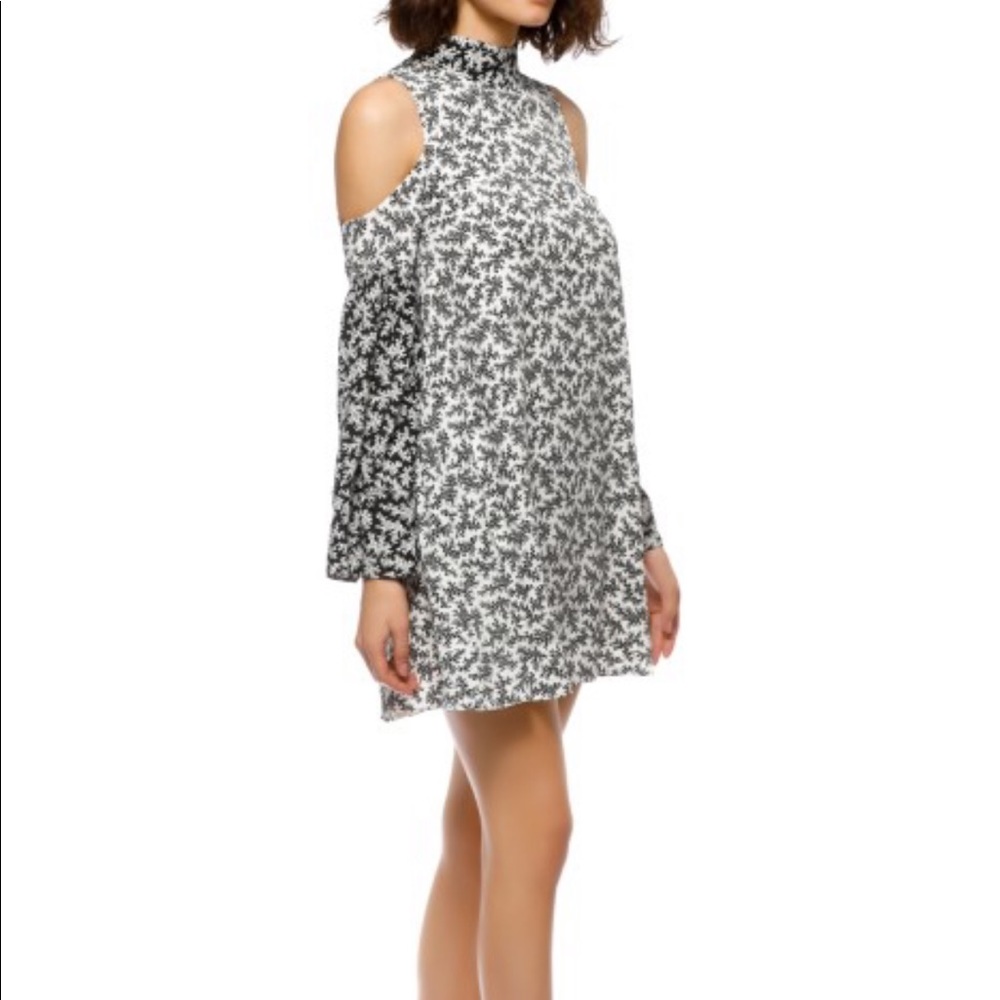 Elliatt | cold shoulder Poet Dress - Picture 3 of 8